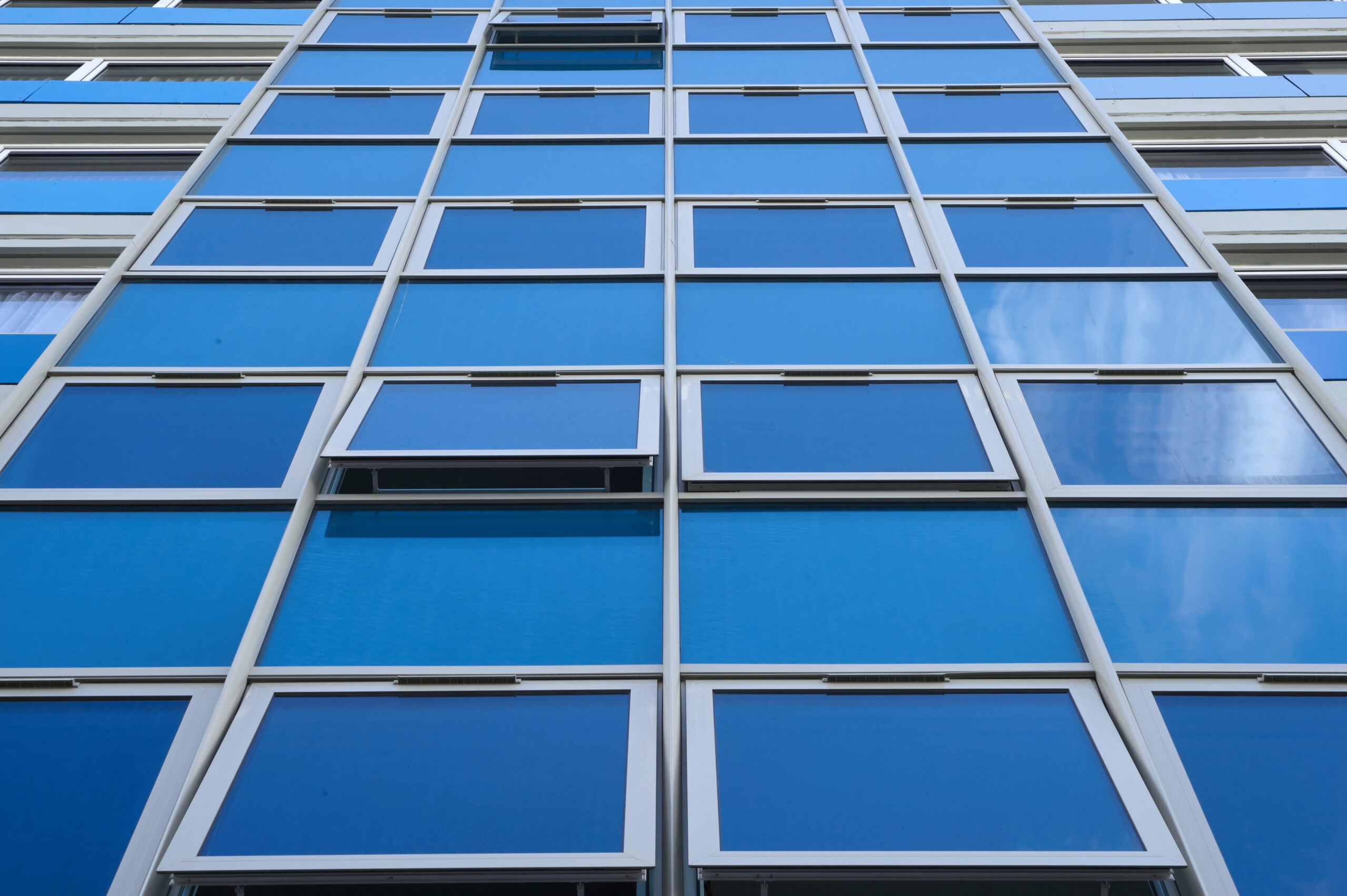 алюминиевые панорамные окна алютех. планарное спайдерное остекление. Curtain walling. Curtain wall facade systems. планарное спайдерное остекление.